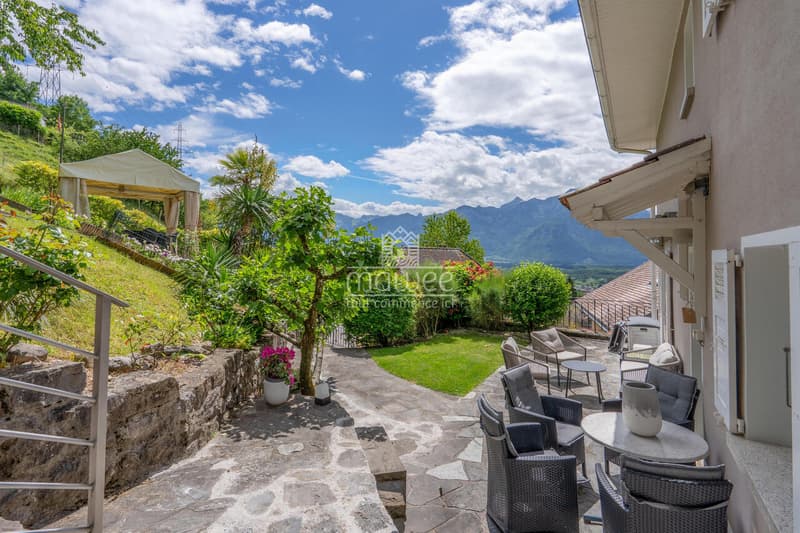 Propriété de caractère avec vue imprenable sur le Lac ! (2)