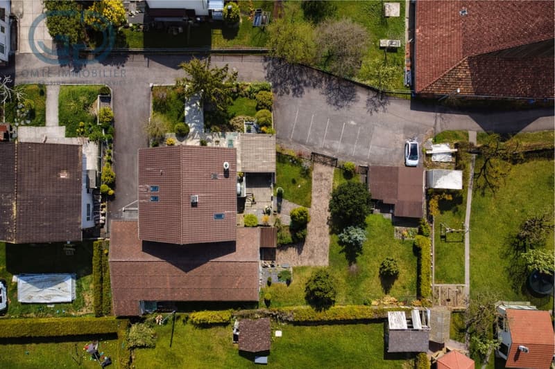 Maison individuelle avec une grande surface commerciale (12)