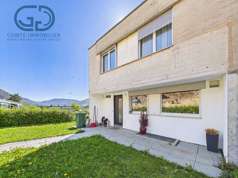 Semi-detached house on one side close to the school (3)