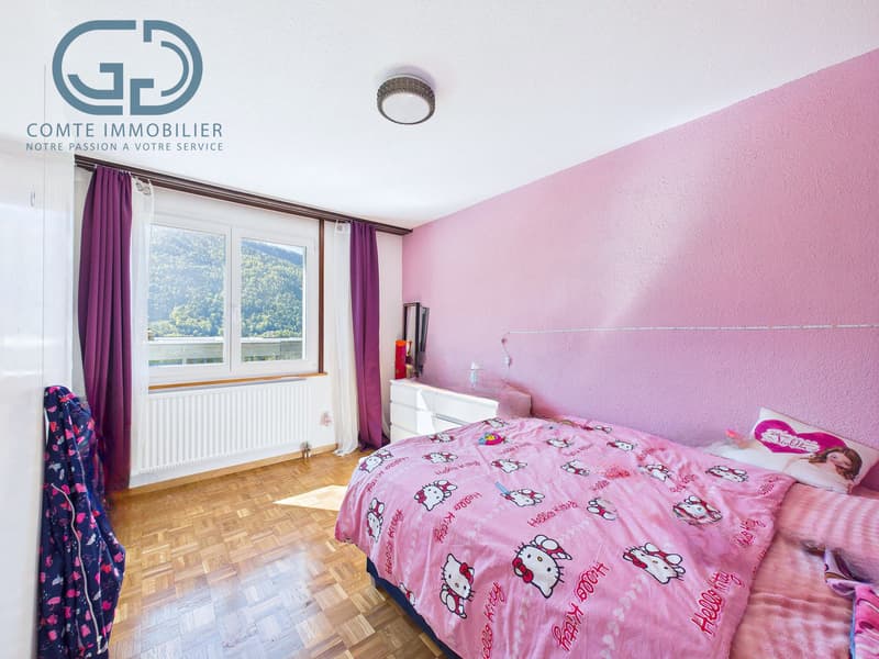 Semi-detached house on one side close to the school (11)