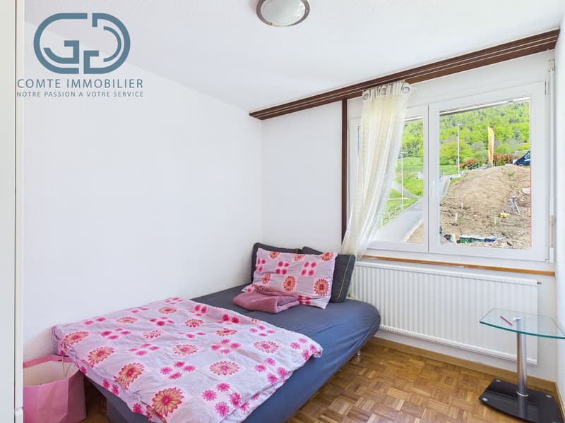 Semi-detached house on one side close to the school (10)