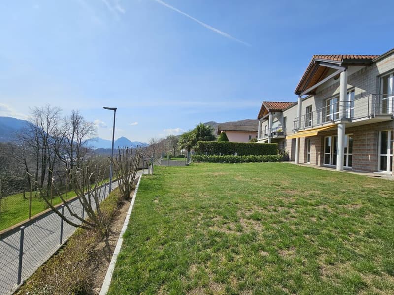 Casa a schiera con giardino e vista aperta (13)