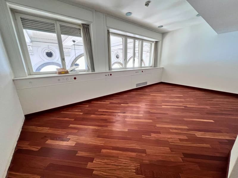 Office in one of the city's most prestigious and historic buildings (3)
