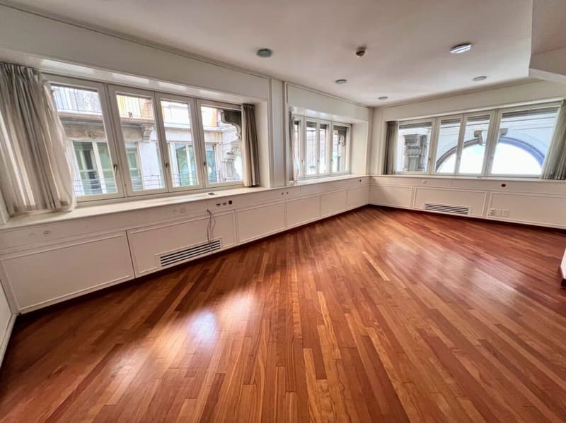 Office in one of the city's most prestigious and historic buildings (4)
