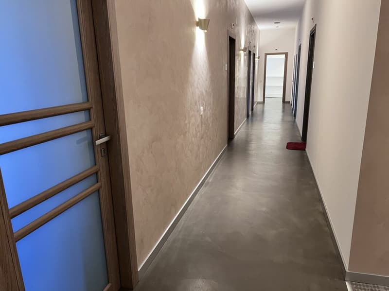 Büro mit Schaufenstern im Stadtzentrum (3)