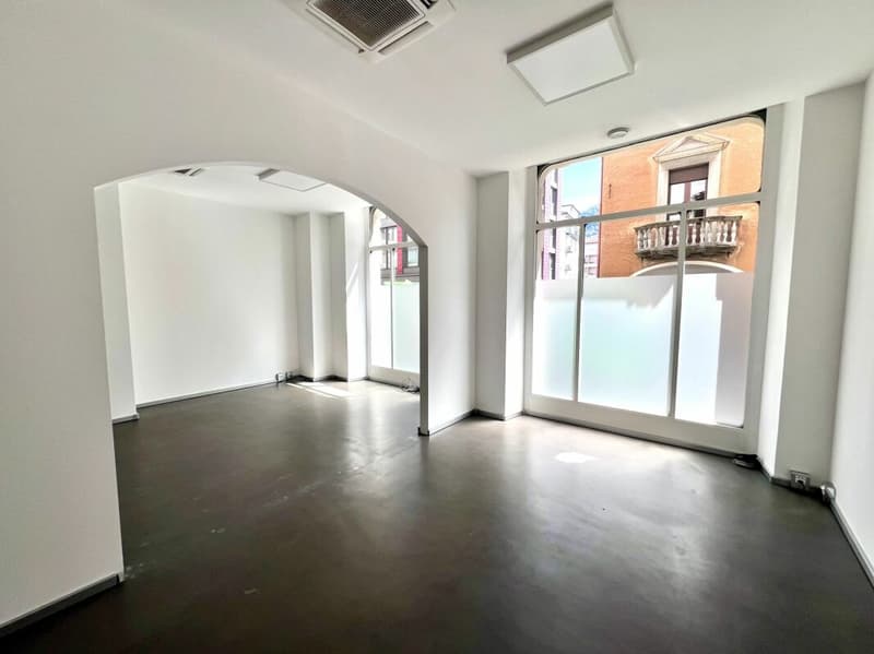 Büro mit Schaufenstern im Stadtzentrum (5)