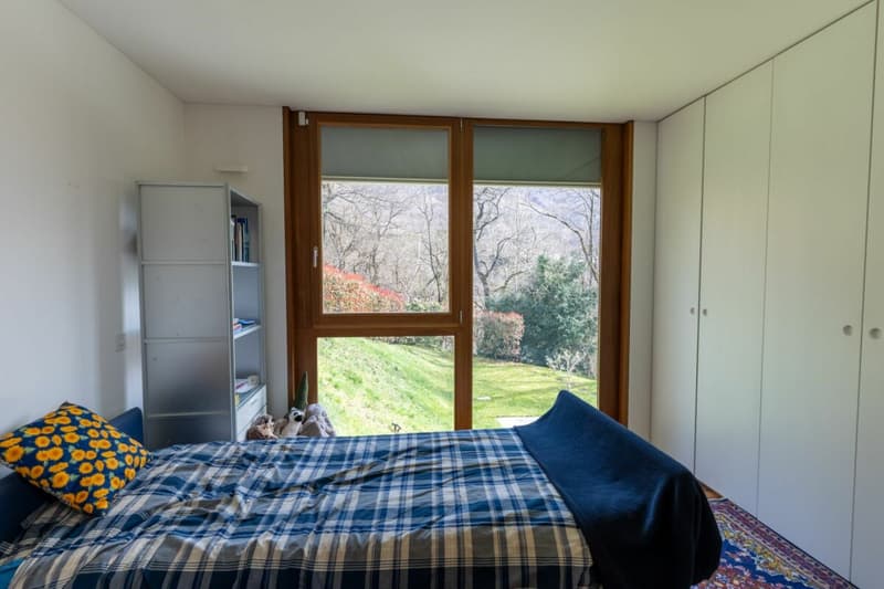 Maison d'art immergée dans la nature avec piscine (13)