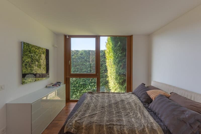 Maison d'art immergée dans la nature avec piscine (10)