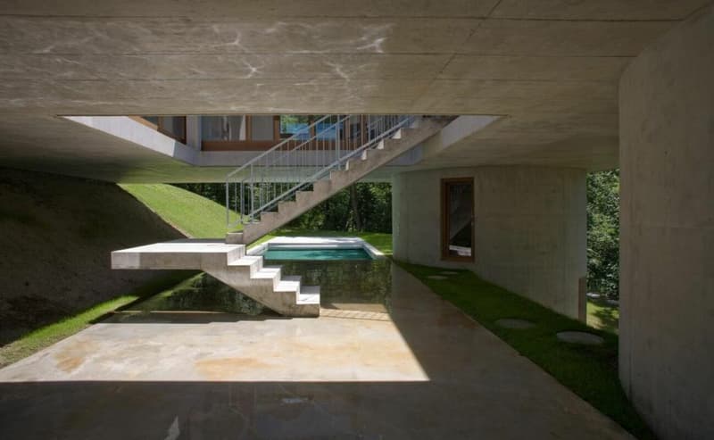 Maison d'art immergée dans la nature avec piscine (2)