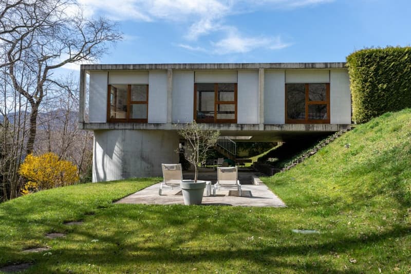 Maison d'art immergée dans la nature avec piscine (14)