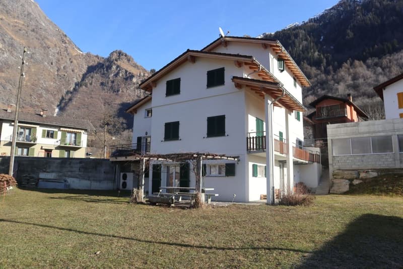 Interessantes und neues Mietshaus im Grünen, Olivone (1)