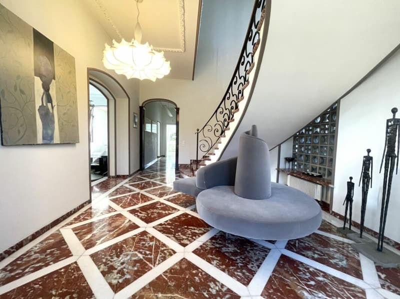Renovierte Villa aus der Epoche mit bebaubarem Grundstück (4)