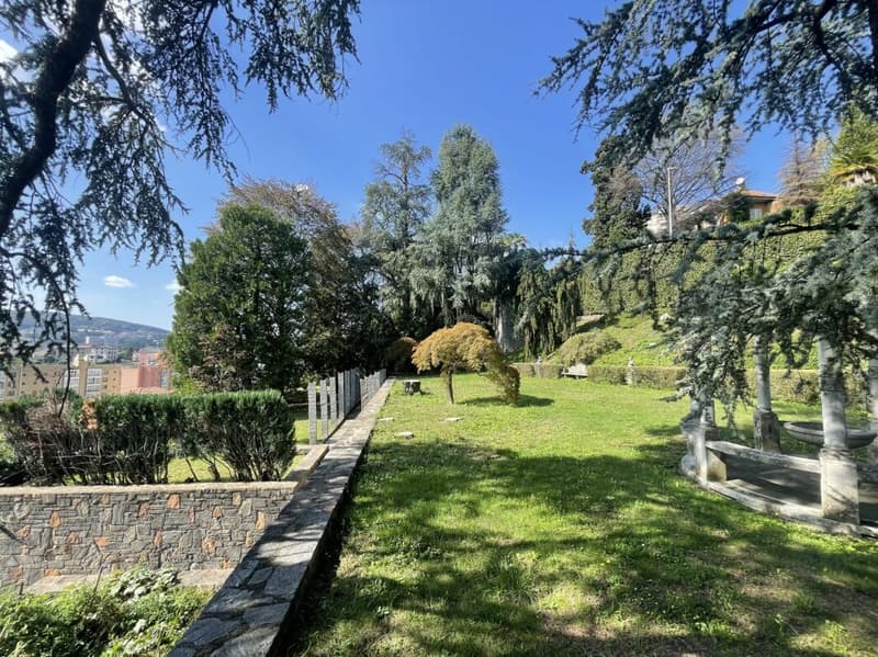 Renovierte Villa aus der Epoche mit bebaubarem Grundstück (18)