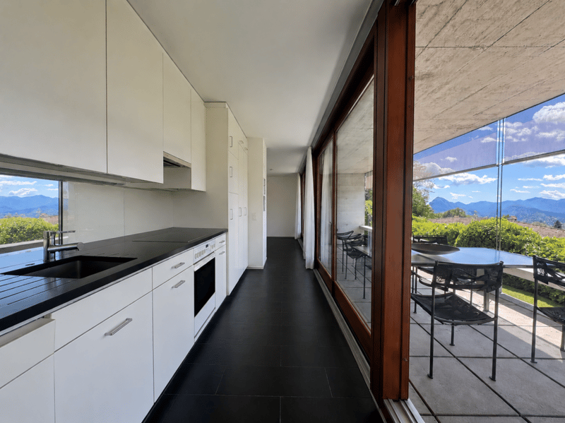 Splendide villa moderne immergée dans le vert (3)