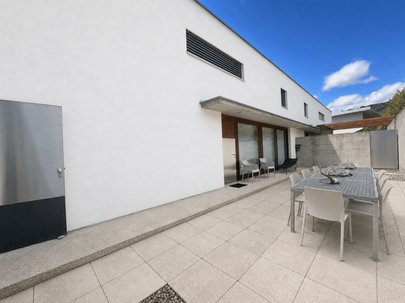 Splendide villa moderne immergée dans le vert (11)