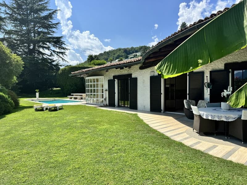 Exklusive Einzelvilla mit großem Garten und Pool (1)