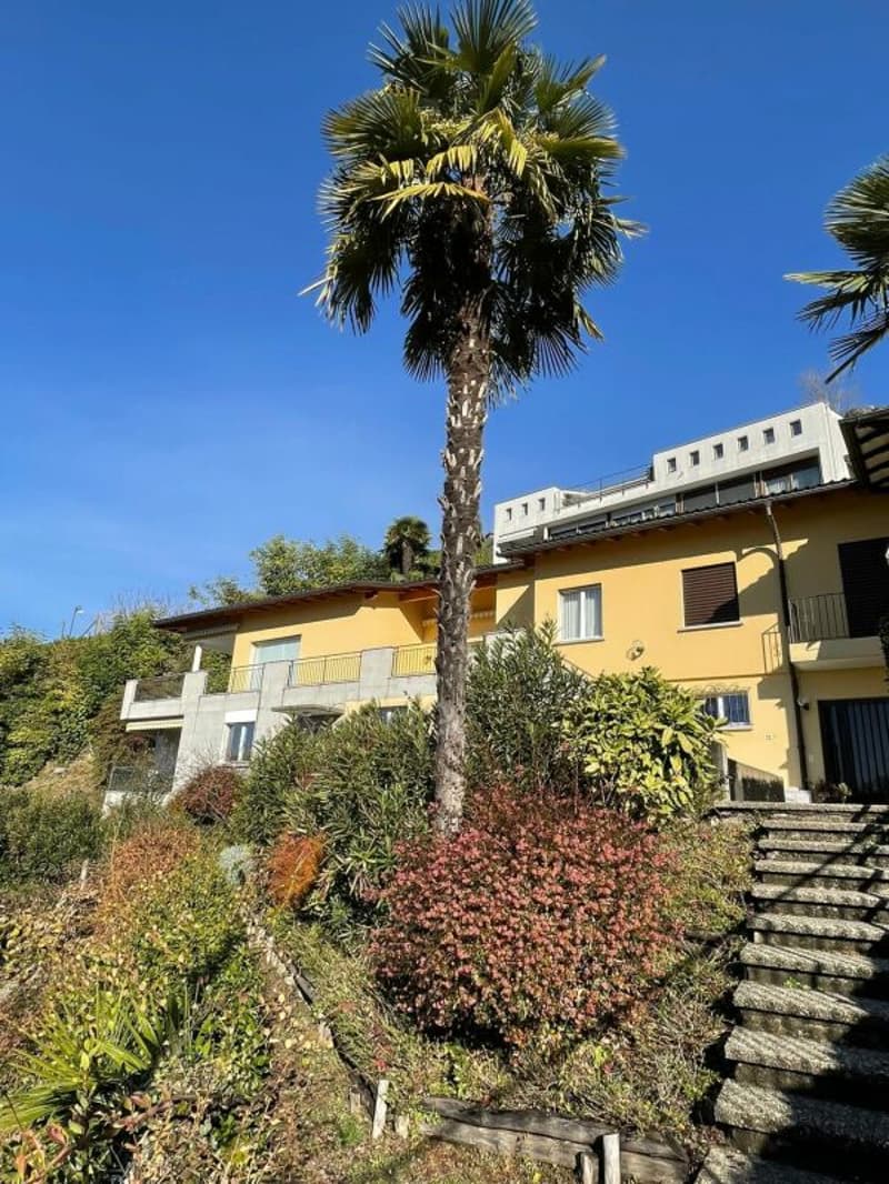 Interesting villa with garden and lake view (2)