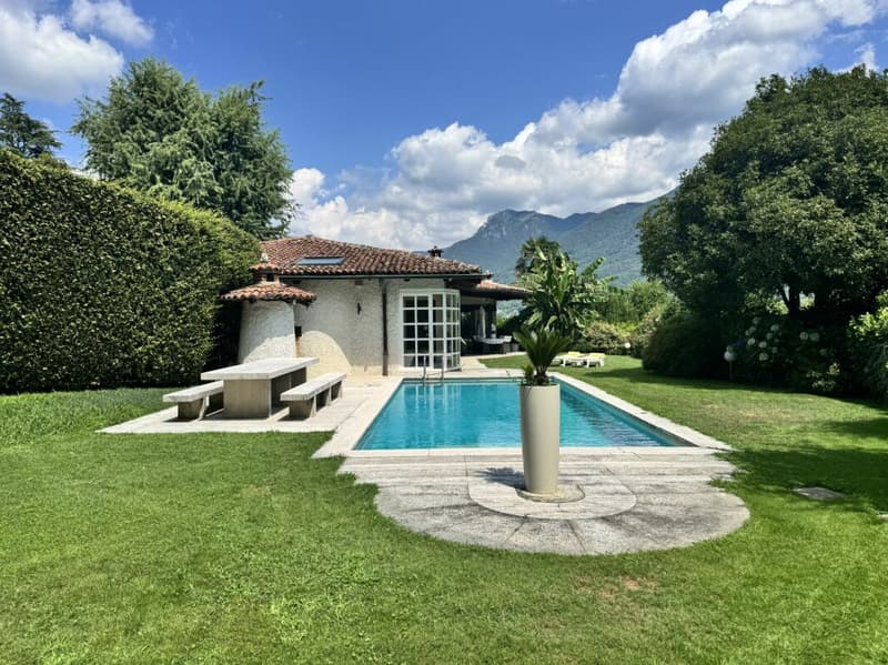 Exclusive detached villa with a spacious garden and swimming pool (9)