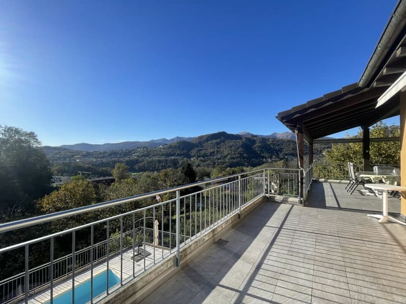 Stupenda villa con 2 appartamenti e piscina (6)