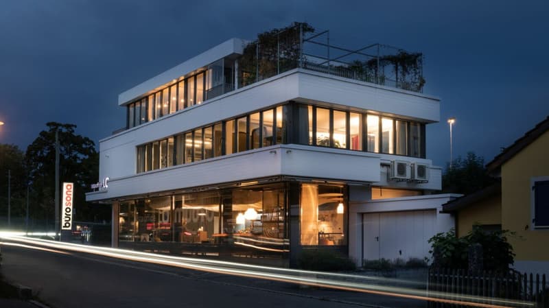 Modern commercial property in a well-frequented location (1)