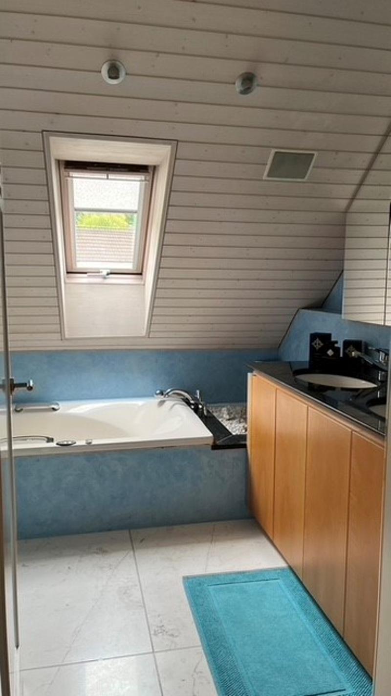 Grosszügige 4-.5 Zimmer-Dachwohnung zur Miete in Stäfa (6)