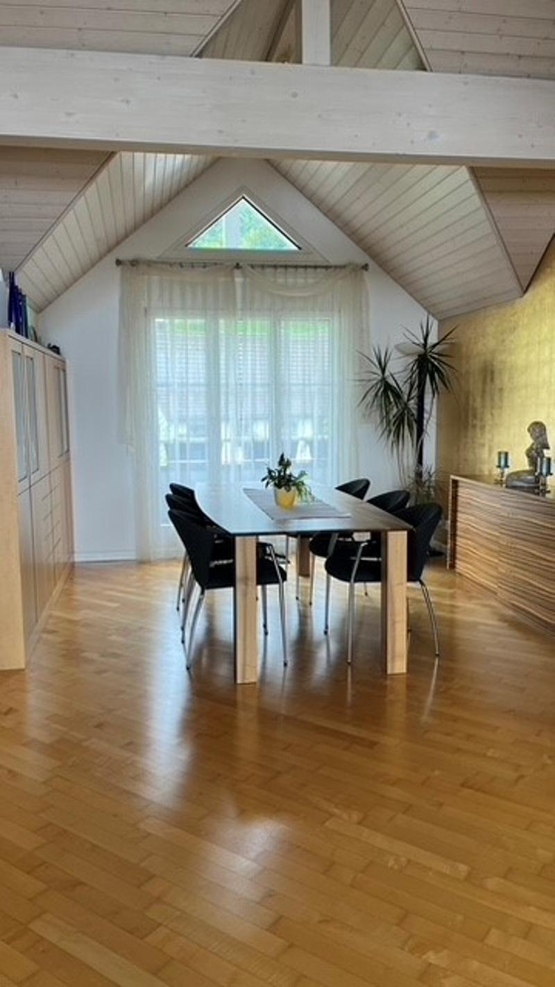 Grosszügige 4-.5 Zimmer-Dachwohnung zur Miete in Stäfa (4)
