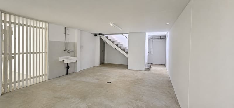 Attractive office and commercial space with storage and 5 customer parking spaces in a central location (5)