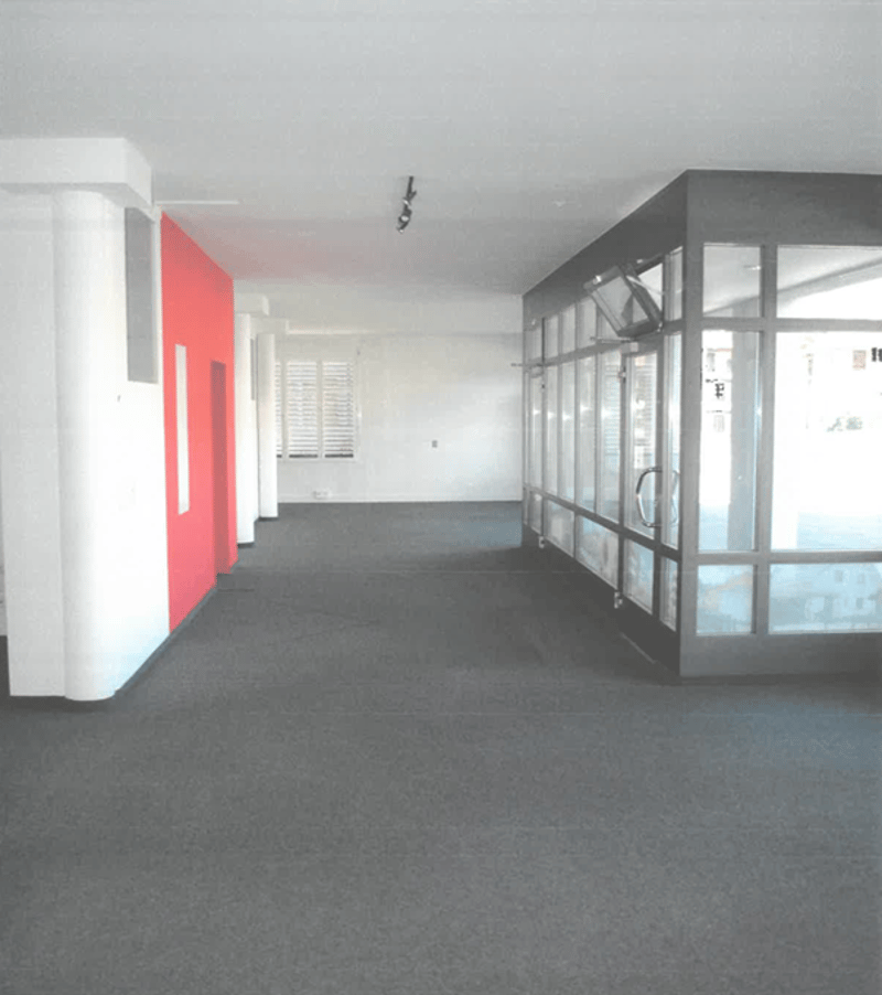 Attractive office and commercial space with storage and 5 customer parking spaces in a central location (4)