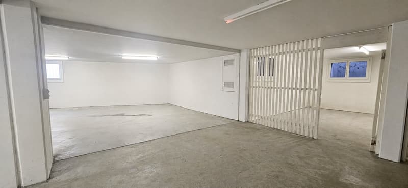 Attractive office and commercial space with storage and 5 customer parking spaces in a central location (6)