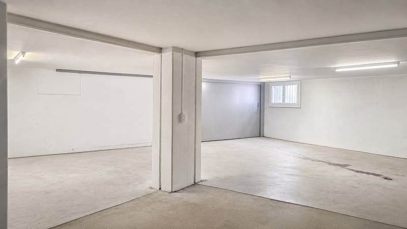 Attractive office and commercial space with storage and 5 customer parking spaces in a central location (7)