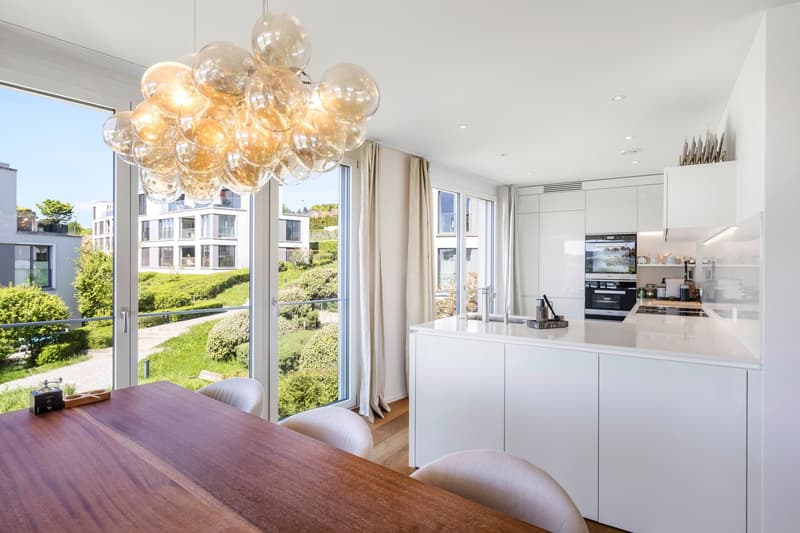 Sonnige 3.5-Zimmer-Wohnung mit unverbaubarer Weitsicht und überdachter Loggia in Uitikon (4)