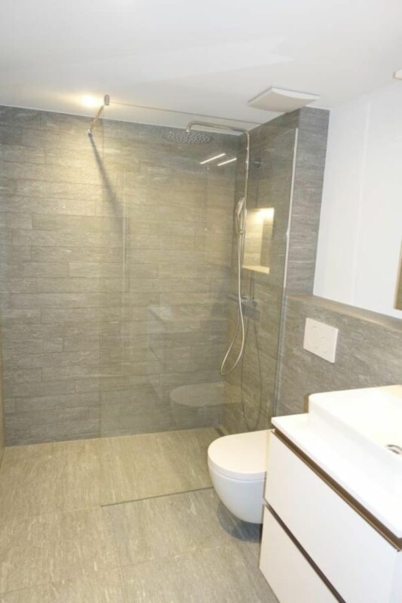 Die dritte Nasszelle mit Lavabo, Toilette sowie grosser Regendusche und Brause