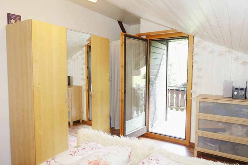 Das zweite Doppelschlafzimmer mit Balkonzugang und herrlichem Blick in die Natur sowie zum Skigebiet Obersaxen Mundaun.
