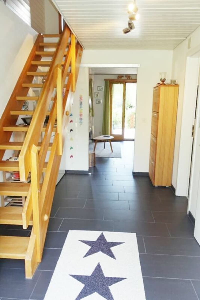 Der Hauseingang mit Garderobe, Zugang zum Wohnzimmer und zur Küche sowie dem Treppenaufgang zu den Schlafräumen.