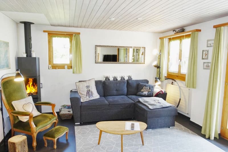Das Wohnzimmer mit Schwedenofen und Zugang zum grossen Gartensitzplatz.