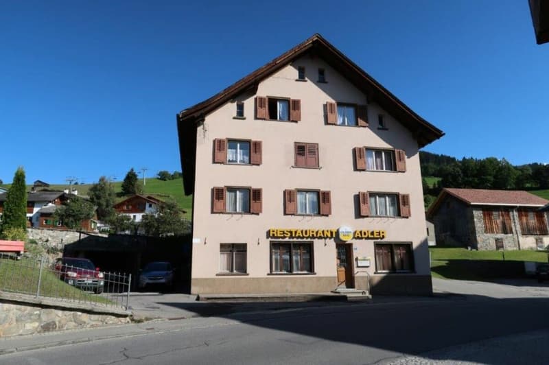 Das Haus mit der zu verkaufenden Lokalität