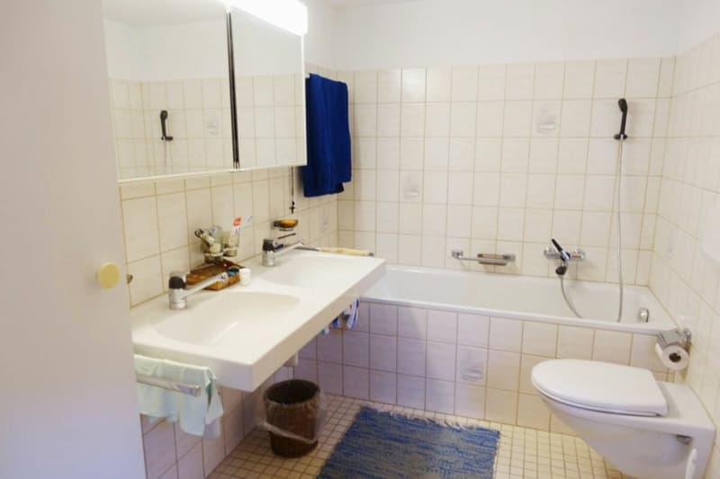 Die grosse Nasszelle mit Doppellavabo, Bad/Dusche und Toilette