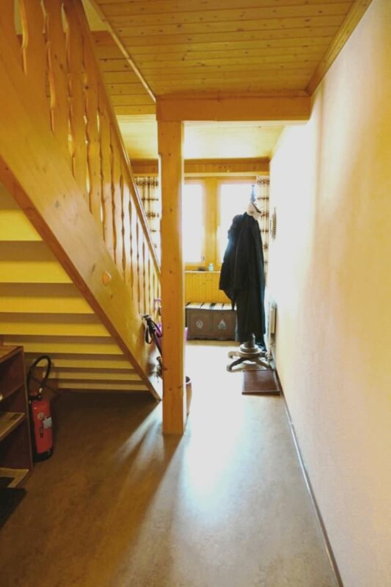 Das Entrée mit Garderobe und Treppe zum Wohnraum, zur Küche und dem grossen Doppelschlafzimmer