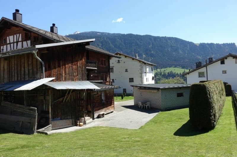Die grosszügige Gartenanlage mit viel Ruhe im historischen Teil von Schluein.