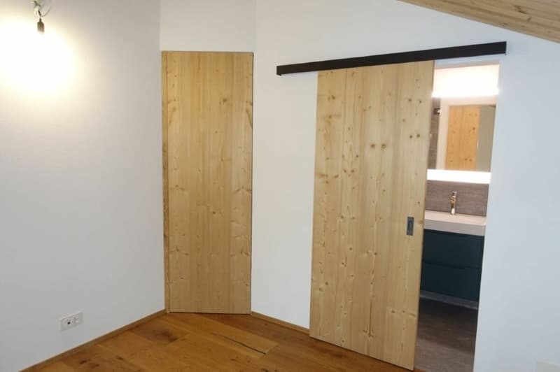 Der Zugang zur eigenen Nasszelle in einem der Doppelschlafzimmer