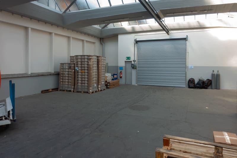 2 x 600 m2 Lagerhallen (oder 1'200 m2) mit Rampenzugang zu vermieten (3)