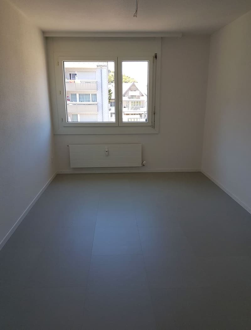 Appartamento luminoso 4.5 locali con balcone e panorama montano a Oberurnen (5)