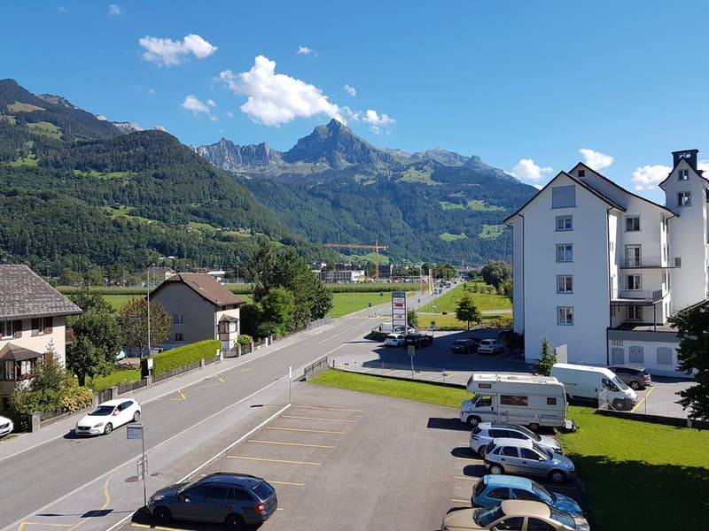 Appartamento luminoso 4.5 locali con balcone e panorama montano a Oberurnen (10)