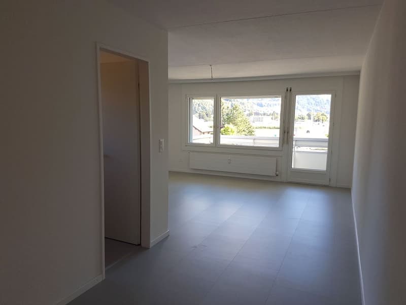 Appartamento luminoso 4.5 locali con balcone e panorama montano a Oberurnen (3)