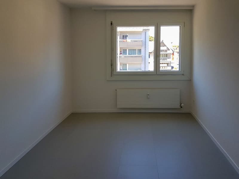 Appartamento luminoso 4.5 locali con balcone e panorama montano a Oberurnen (4)
