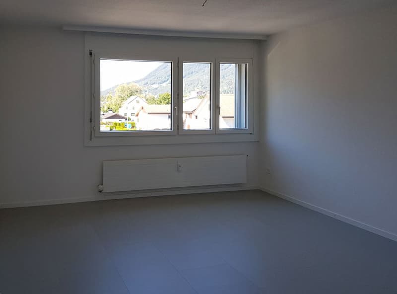 Appartamento luminoso 4.5 locali con balcone e panorama montano a Oberurnen (6)