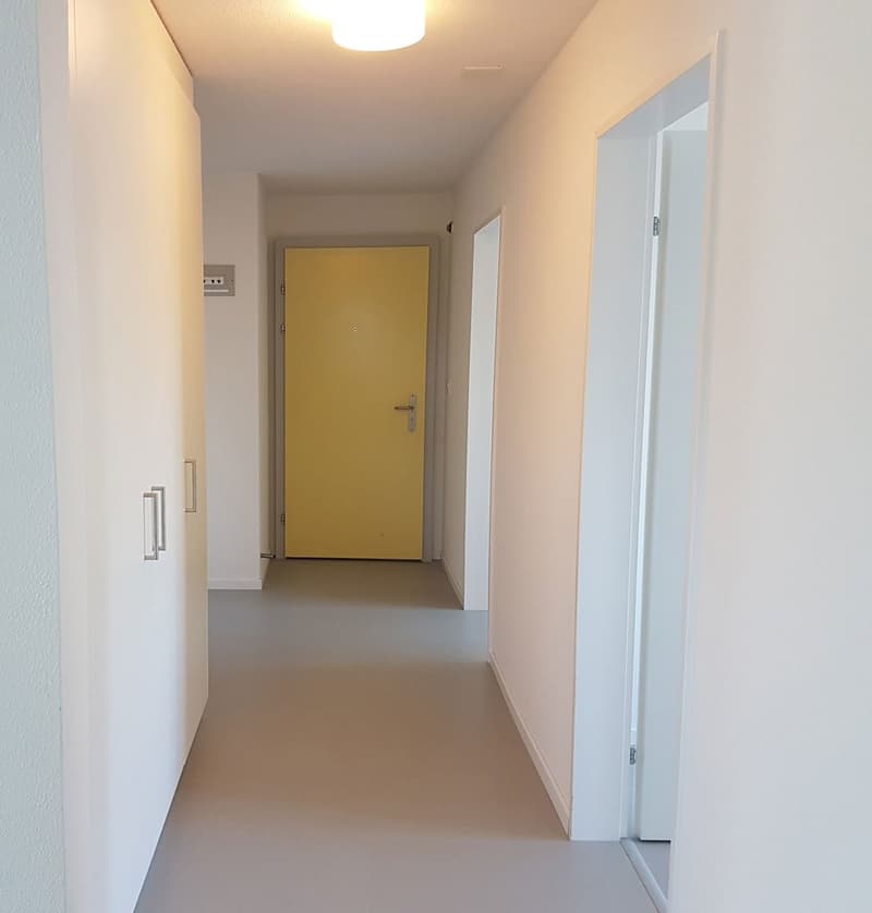 Appartamento luminoso 4.5 locali con balcone e panorama montano a Oberurnen (7)