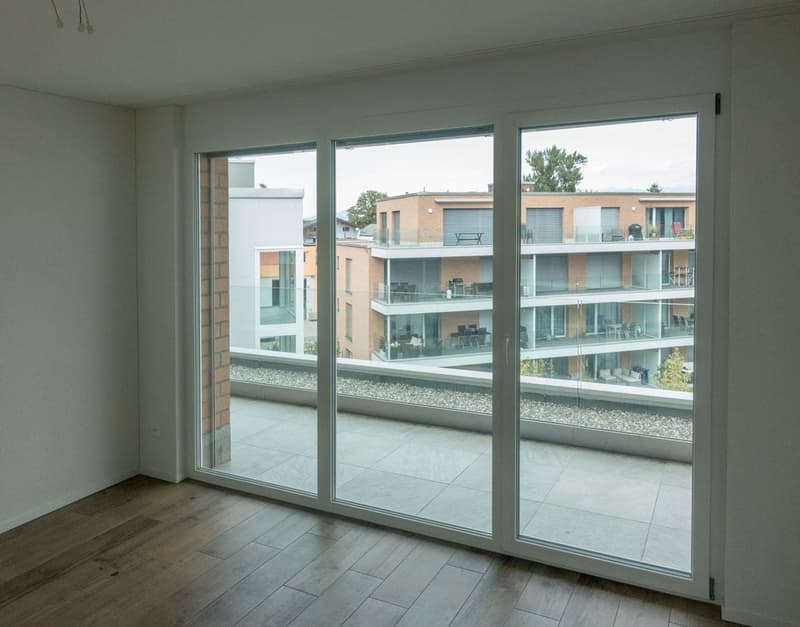 Appartement lumineux 2.5 pièces avec balcon et vue sur les montagnes à Glarus Nord (3)