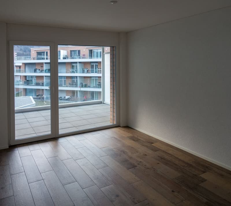Appartamento luminoso 3.5 locali con balcone e vista sulla montagna a Glarus Nord (3)