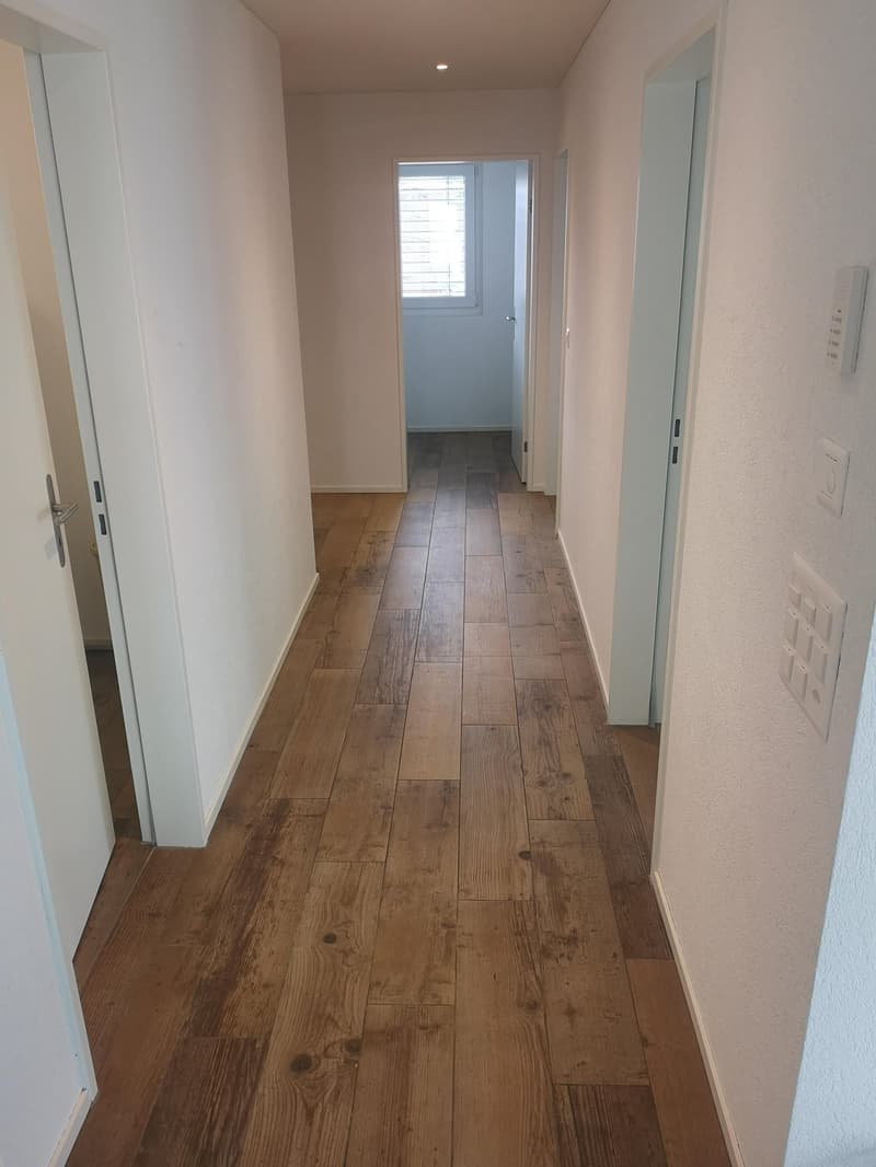 Appartamento luminoso 3.5 locali con balcone e vista sulla montagna a Glarus Nord (4)